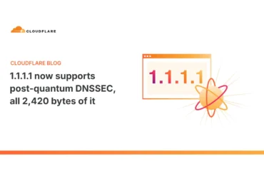 366-cloudflare-1111-dnssec-poscuantico-ml-dsa-44 Portada del blog de Cloudflare, con su logotipo, el titular en inglés sobre DNSSEC poscuántico en 1.1.1.1 y un átomo junto a una ventana de navegador.