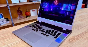Prototipo del teclado dividido HandyWork montado en un Framework Laptop 16 plateado, con sus teclas sueltas sobre el panel de entrada