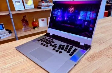 Prototipo del teclado dividido HandyWork montado en un Framework Laptop 16 plateado, con sus teclas sueltas sobre el panel de entrada