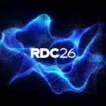 Rótulo RDC26 en blanco sobre una nube de partículas azules en fondo negro