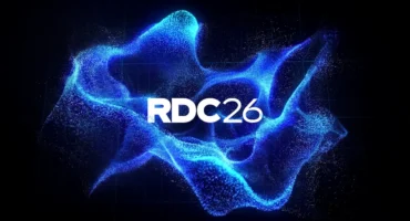 Rótulo RDC26 en blanco sobre una nube de partículas azules en fondo negro