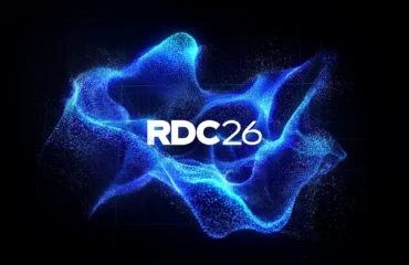 400-roblox-everywhere-juegos-fuera-de-la-plataforma-pc-consolas Rótulo RDC26 en blanco sobre una nube de partículas azules en fondo negro