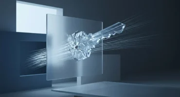 Llave cristalina con haces de luz atravesando una pantalla digital, rodeada de paneles de vidrio en tonos azules. Imagen generada con IA.