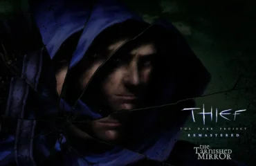 404-nightdive-thief-remastered-tarnished-mirror-2-noviembre Garrett con capucha azul tras un cristal roto, con el rótulo de Thief: The Dark Project Remastered