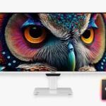 Monitor ultrapanorámico blanco de MSI con un búho de colores en pantalla, sobre fondo gris claro