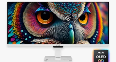 Monitor ultrapanorámico blanco de MSI con un búho de colores en pantalla, sobre fondo gris claro