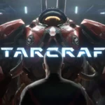 Un hombre de espaldas contempla una gran armadura de combate roja con el logotipo de STARCRAFT sobre ella, en un hangar futurista.