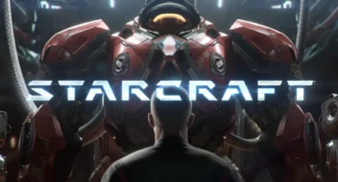 Un hombre de espaldas contempla una gran armadura de combate roja con el logotipo de STARCRAFT sobre ella, en un hangar futurista.