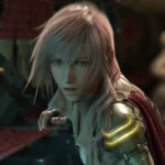 Lightning, protagonista de Final Fantasy XIII, con el pelo rosa y hombrera dorada, en una captura oficial del juego
