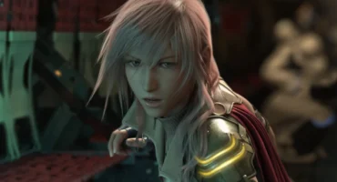 Lightning, protagonista de Final Fantasy XIII, con el pelo rosa y hombrera dorada, en una captura oficial del juego