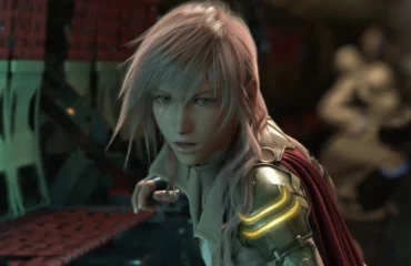 437-ff13novafix-corrige-fallos-fps-final-fantasy-xiii Lightning, protagonista de Final Fantasy XIII, con el pelo rosa y hombrera dorada, en una captura oficial del juego