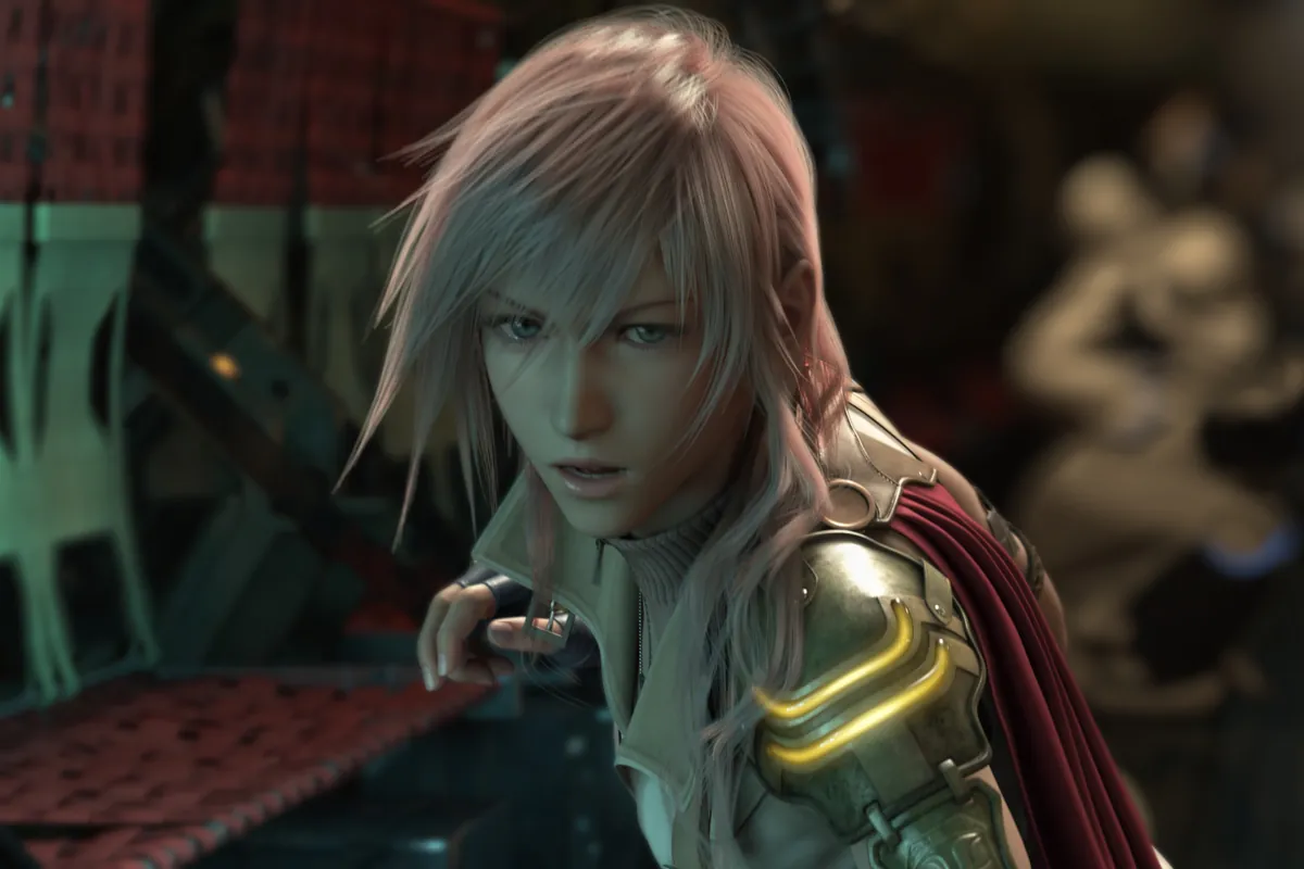 437-ff13novafix-corrige-fallos-fps-final-fantasy-xiii Lightning, protagonista de Final Fantasy XIII, con el pelo rosa y hombrera dorada, en una captura oficial del juego
