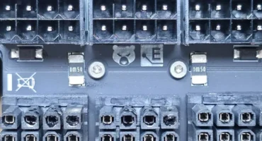 Adaptador WireView de Thermal Grizzly con varios pines de sus conectores de 8 pines quemados y el plástico derretido