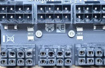 Adaptador WireView de Thermal Grizzly con varios pines de sus conectores de 8 pines quemados y el plástico derretido