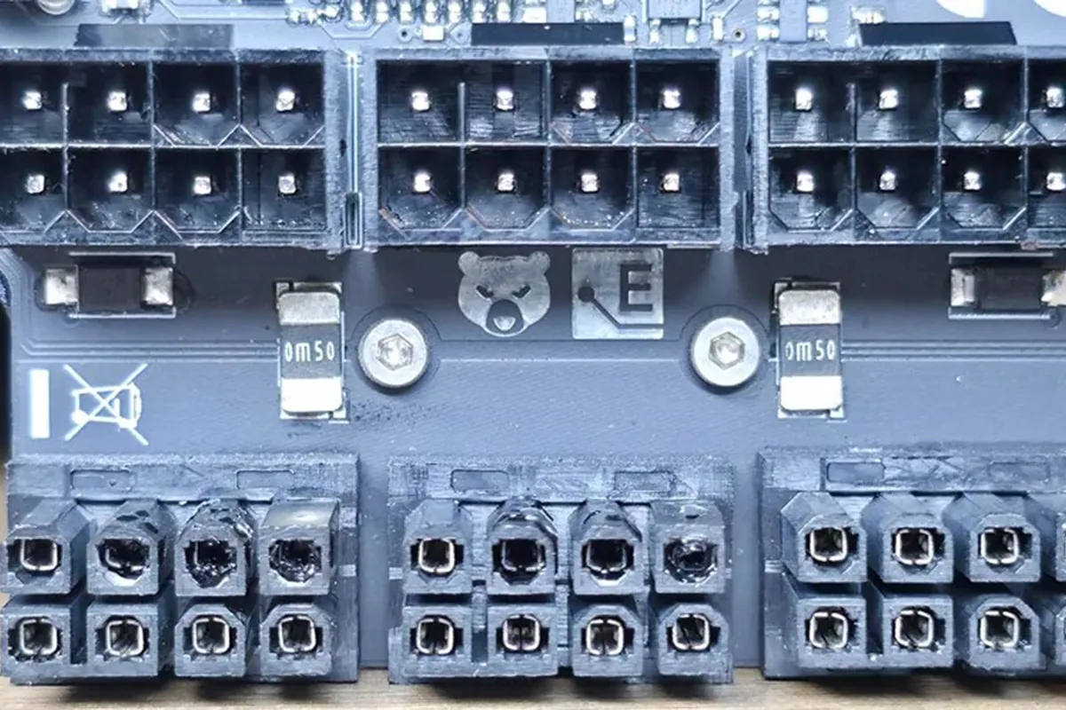 440-adaptador-wireview-thermal-grizzly-se-quema-radeon-rx-7900-xtx Adaptador WireView de Thermal Grizzly con varios pines de sus conectores de 8 pines quemados y el plástico derretido