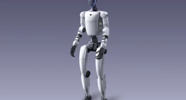 El robot humanoide G1 de Unitree, de pie y de frente sobre un fondo gris liso