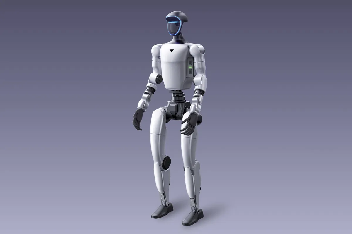 446-unitree-fundador-control-costes-robots-humanoides-precio El robot humanoide G1 de Unitree, de pie y de frente sobre un fondo gris liso