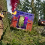 Una jugadora dispara junto a un contenedor pintado en un bosque de PUBG: DED.NET