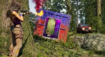 Una jugadora dispara junto a un contenedor pintado en un bosque de PUBG: DED.NET
