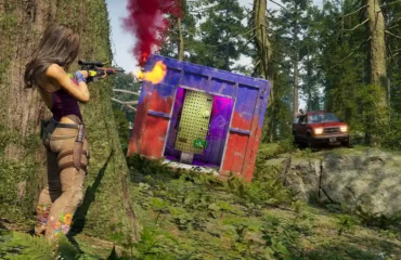 Una jugadora dispara junto a un contenedor pintado en un bosque de PUBG: DED.NET