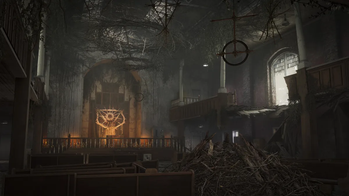 Interior de la iglesia abandonada del mapa de PUBG: DED.NET, con bancos y maleza