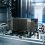 Módulo de procesamiento con disipador de aluminio alojado en un servidor dentro de un centro de datos. Imagen generada con IA.