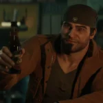 Marcus Fenix, con pañuelo en la cabeza y chaqueta marrón, brinda con una botella en un bar en penumbra.