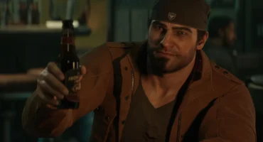 Marcus Fenix, con pañuelo en la cabeza y chaqueta marrón, brinda con una botella en un bar en penumbra.