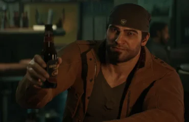 Marcus Fenix, con pañuelo en la cabeza y chaqueta marrón, brinda con una botella en un bar en penumbra.