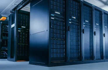 471-globalfoundries-marvell-amplian-fotonica-silicio-datacenters Filas de armarios de servidores en un centro de datos