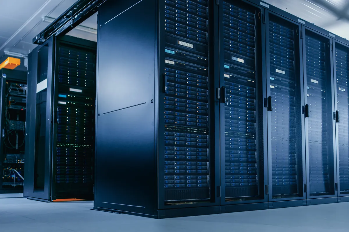 471-globalfoundries-marvell-amplian-fotonica-silicio-datacenters Filas de armarios de servidores en un centro de datos