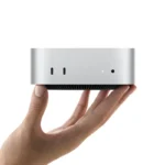 Mac mini sostenido en una mano