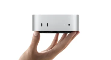 Mac mini sostenido en una mano