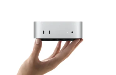 482-mac-mini-ssd-soldado-mac-studio-cambiable Mac mini sostenido en una mano