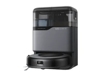 494-eufy-omni-c20-x10-pro-parche-fallos-seguridad Robot aspirador Eufy Omni C20 acoplado a su estación de autovaciado y lavado, sobre fondo blanco
