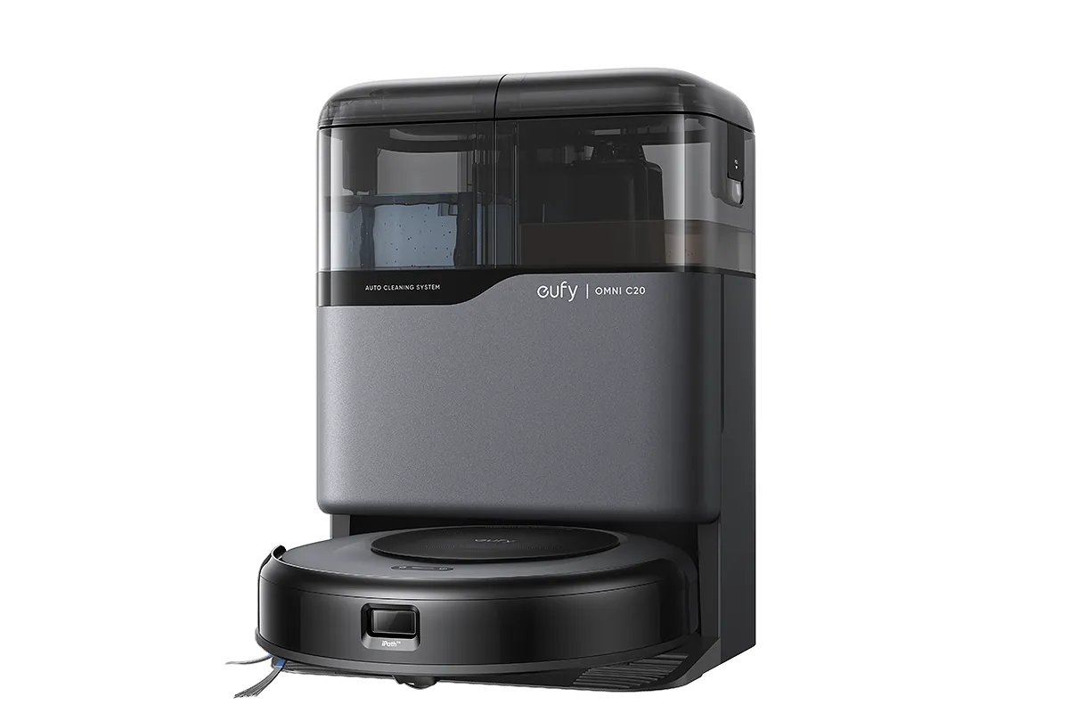 494-eufy-omni-c20-x10-pro-parche-fallos-seguridad Robot aspirador Eufy Omni C20 acoplado a su estación de autovaciado y lavado, sobre fondo blanco
