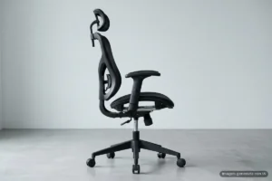 Silla de oficina de malla vista de perfil, con el mecanismo del asiento, el pistón y la base de cinco radios a la vista. Imagen generada con IA.