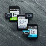 Tres tarjetas SD y tres microSD de Kingston sobre una superficie de pizarra, con sus símbolos de velocidad y capacidad.