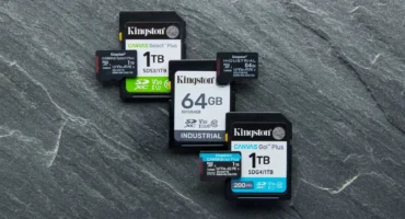 Tres tarjetas SD y tres microSD de Kingston sobre una superficie de pizarra, con sus símbolos de velocidad y capacidad.