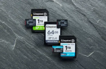 5295-simbolos-tarjetas-sd-microsd Tres tarjetas SD y tres microSD de Kingston sobre una superficie de pizarra, con sus símbolos de velocidad y capacidad.
