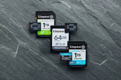 Tres tarjetas SD y tres microSD de Kingston sobre una superficie de pizarra, con sus símbolos de velocidad y capacidad.
