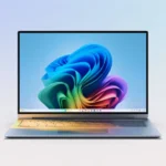 Portátil abierto con el fondo de pantalla de Windows 11 y la barra de tareas centrada