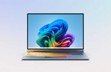 6858-actualizacion-emergencia-windows-11-kb5129195-audio-usb Portátil abierto con el fondo de pantalla de Windows 11 y la barra de tareas centrada