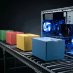 Cuatro cajas de cartón de colores avanzan por una cinta transportadora hacia el interior de una torre de ordenador abierta. Imagen generada con IA.