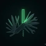 Navaja multiusos oscura abierta en abanico con unas quince herramientas, con la hoja central de cristal iluminada en verde como una consola antigua, sobre fondo negro. Imagen generada con IA.