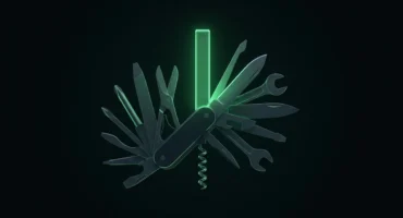 Navaja multiusos oscura abierta en abanico con unas quince herramientas, con la hoja central de cristal iluminada en verde como una consola antigua, sobre fondo negro. Imagen generada con IA.
