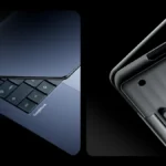 Dos portátiles Googlebook sobre fondo negro: uno azul oscuro entreabierto que deja ver el teclado con la tecla G, y otro gris plegado visto por su tapa estriada
