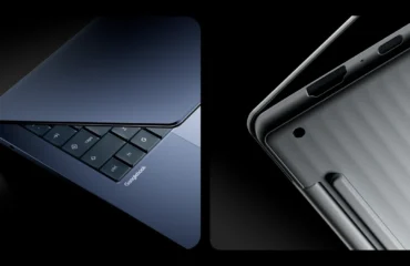 Dos portátiles Googlebook sobre fondo negro: uno azul oscuro entreabierto que deja ver el teclado con la tecla G, y otro gris plegado visto por su tapa estriada