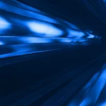 Imagen abstracta de Meta: haces de luz azul que convergen en un punto oscuro, a la manera de las fibras de un cable submarino