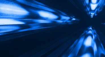 Imagen abstracta de Meta: haces de luz azul que convergen en un punto oscuro, a la manera de las fibras de un cable submarino